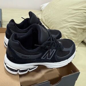 New Balance Men's Black and White Sneakers